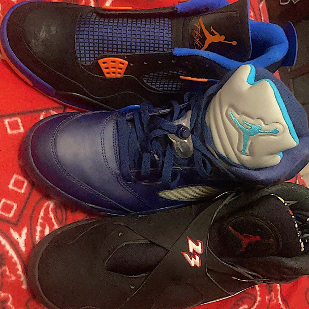 Selling all these 1 sided retro Jordan shoes.